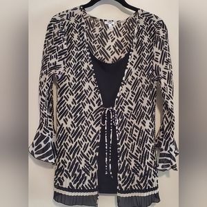 Beautiful one piece black & white women's 1X blouse that FITS LIKE A LARGE